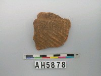 藏品(紅色細砂方格紋陶片)的圖片